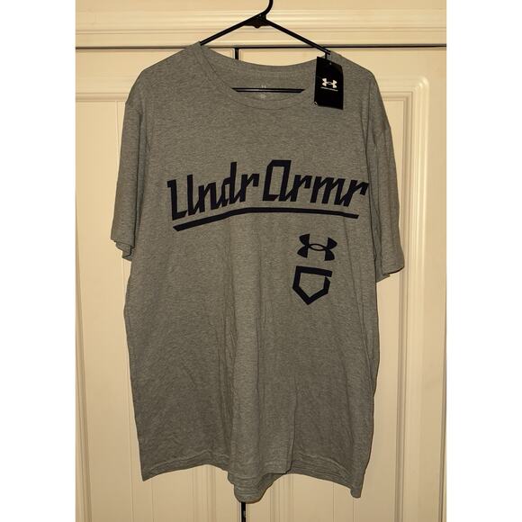 NWT Men’s Under Armour Baseball Script Loose Grey T Shirt Extra Large - Picture 1 of 4